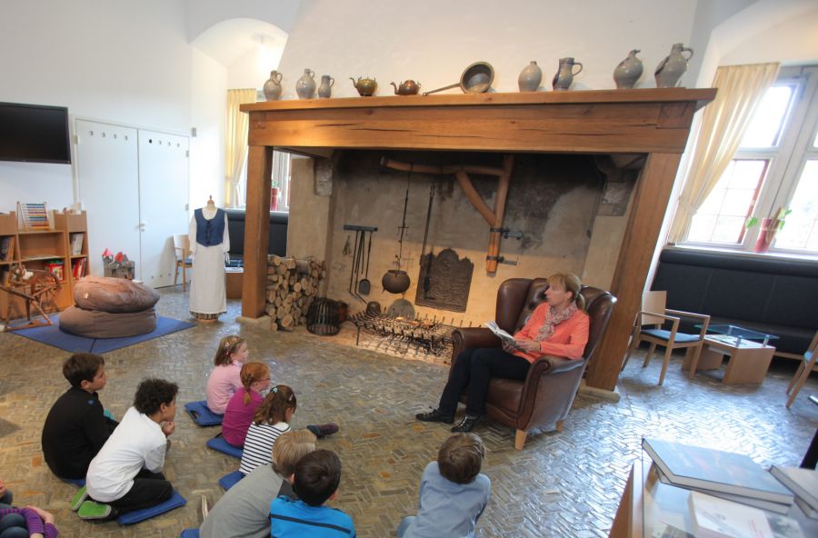 Beate Tegethoff liest am Sonntag, 12. Januar, um 16 Uhr aus „Frida, die kleine Waldhexe“ von Jutta Langreuter  (Foto: Oliver Krato, © Kreismuseum Wewelsburg)